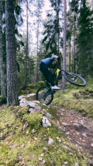 Martin Söderström Instagram - Forgot to turn Off Slopestyle-mode 🤷🏼‍♂️ 

#GeniusST 

🤳🏻 @simon_westergren