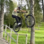 Martin Söderström Instagram - Suspension & precision test 🔎 @rockshox Lyric 🫒🤤 🤳🏻 @simon_westergren