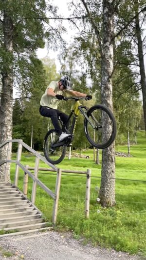 Martin Söderström Instagram - Suspension & precision test 🔎
@rockshox Lyric 🫒🤤

🤳🏻 @simon_westergren