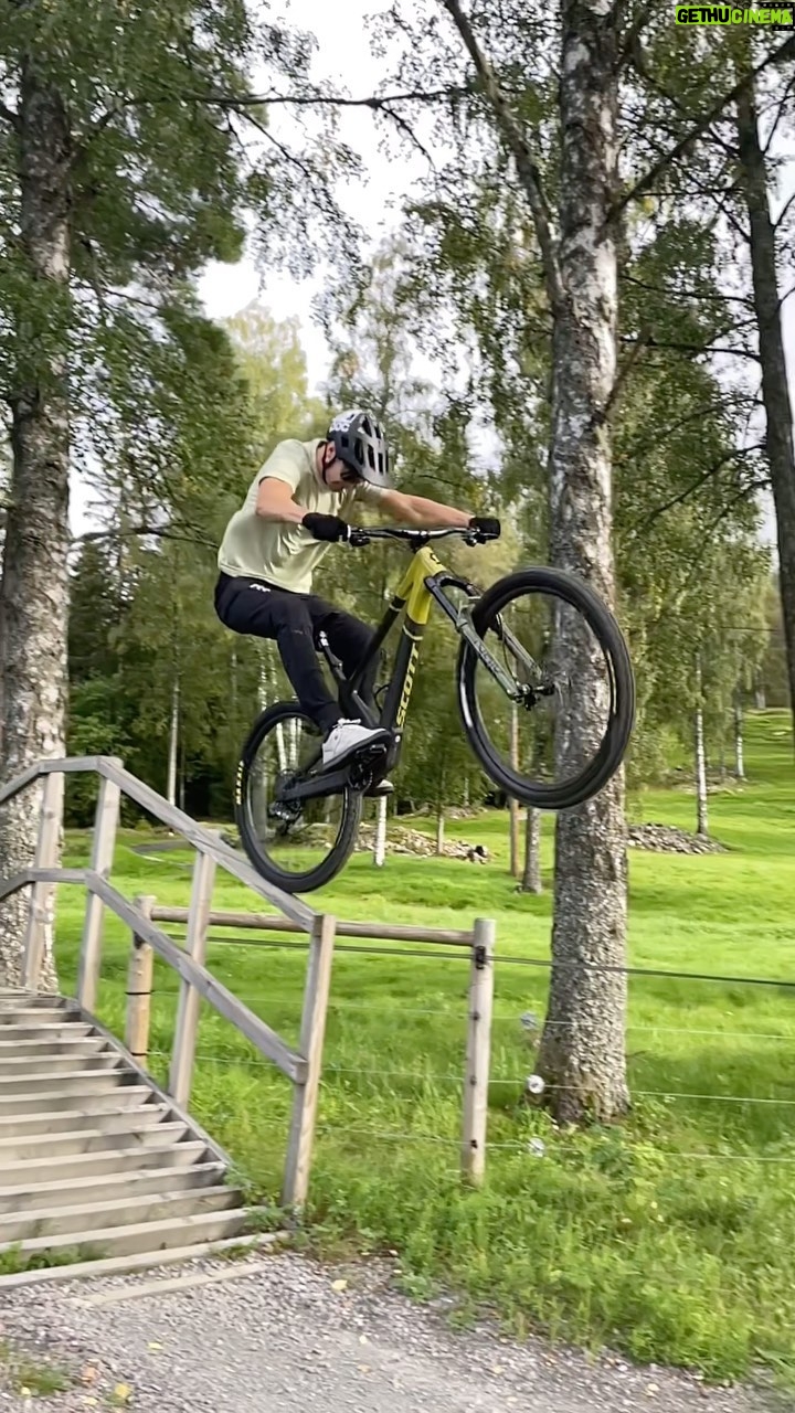 Martin Söderström - 7.5K Likes - Suspension & precision test 🔎
@rockshox Lyric 🫒🤤
🤳🏻 @simon_westergren