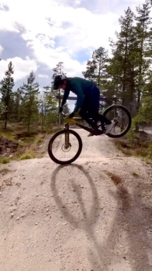Martin Söderström Instagram - Have you done a nose 360 on your trailbike? 😅 
#GeniusST