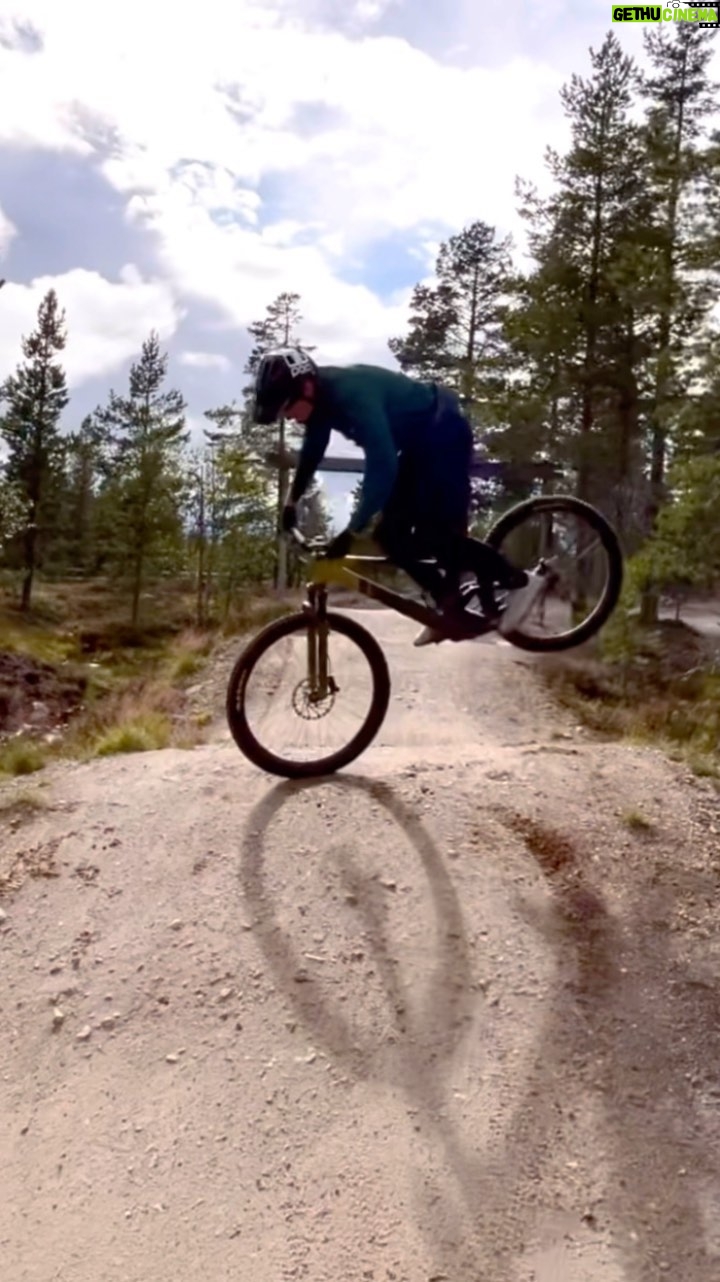 Martin Söderström - 4.5K Likes - Have you done a nose 360 on your trailbike? 😅
#GeniusST