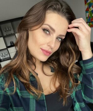 Martina Zábranská Instagram - Je tu Novy Rok a tak aj ja trosku zabilancujem..
Minuly rok bol mojim najintenzivnejsim rokom, co sa prace, ale aj zivotnych lekcii tyka. Ten kolotoc emocii so mnou poriadne zatocil a tocil vzdy, ked bolo treba trocha skrotit. Zvyklo to aj zaboliet, ale vzdy to prislo najviac vhod, aby som sa zastavila, pozviechala, pozrela do zrkadla, bola vdacnejsia, pozornejsia, pokornejsia a pokracovala dalej k lepsej verzii mna. 🙂 Rok 2023 ma ucil prijimat zivot so vsetkym, co prinasa. A verim, ze tento rok ma bude ucit dalej. Prijimat vsetko, co sa zmenit neda, menit vsetko, co sa zmenit da a ucit ma rozoznavat medzi tym. 

Velmi pomaha byt pozorna, vdacna a robit veci najlepsie ako viem. Vtedy malokedy lutujem. Takze v tomto roku si budem kazdy den pripominat ako vela lasky tu okolo je a prihadzovat do nej dalsie polienka nech nevyhasne. 🙏

Kamarati, prajem Vam, nech mate rok 2024 plny lasky, vdaky, chuti do zivota a radosti! 🩶

🤍 zite a robte vsetko a vsetkych, vratane seba, stastnymi 🌼
