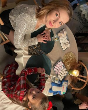 Martina Zábranská Instagram - Vianočný špeciál 🎄🎁#mamanaprenajom #serial #tvmarkizaofficial #voyo 🫶🏼