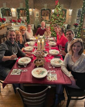 Martina Zábranská Instagram - Vianočný špeciál 🎄🎁#mamanaprenajom #serial #tvmarkizaofficial #voyo 🫶🏼