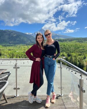 Martina Zábranská Instagram - Náhodné stretnutia a spontánne nápady sú najvác 💙 
4 grácie a Tatry 🏔️🌲🌞
Aneb keď sa stretne Uma Turman z wishu s cukrovou vatou 😂🫶