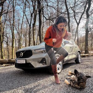 Martina Zábranská Instagram - :
Štvornohý…
Štvorkolesový…
Najlepší priateľ človeka! ❤️
Volvo XC40. Najlepší priateľ človeka.
🌺
… a inak, krásne MDŽ Vám želajú 3 ženy. Áno, Volvo je bezpochyby Žena. Dá ti, čo potrebuješ, zvláda multitasking, má štýl, postará sa o celú rodinu. Je to žena. 🌸