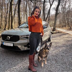 Martina Zábranská Instagram - :
Štvornohý…
Štvorkolesový…
Najlepší priateľ človeka! ❤️
Volvo XC40. Najlepší priateľ človeka.
🌺
… a inak, krásne MDŽ Vám želajú 3 ženy. Áno, Volvo je bezpochyby Žena. Dá ti, čo potrebuješ, zvláda multitasking, má štýl, postará sa o celú rodinu. Je to žena. 🌸