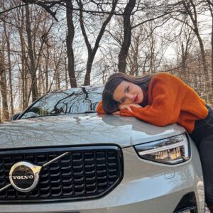 Martina Zábranská Instagram - :
Štvornohý…
Štvorkolesový…
Najlepší priateľ človeka! ❤️
Volvo XC40. Najlepší priateľ človeka.
🌺
… a inak, krásne MDŽ Vám želajú 3 ženy. Áno, Volvo je bezpochyby Žena. Dá ti, čo potrebuješ, zvláda multitasking, má štýl, postará sa o celú rodinu. Je to žena. 🌸
