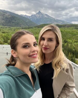 Martina Zábranská Instagram - Náhodné stretnutia a spontánne nápady sú najvác 💙 
4 grácie a Tatry 🏔️🌲🌞
Aneb keď sa stretne Uma Turman z wishu s cukrovou vatou 😂🫶
