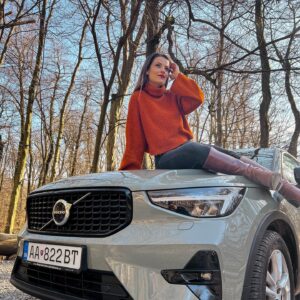 Martina Zábranská Instagram - :
Štvornohý…
Štvorkolesový…
Najlepší priateľ človeka! ❤️
Volvo XC40. Najlepší priateľ človeka.
🌺
… a inak, krásne MDŽ Vám želajú 3 ženy. Áno, Volvo je bezpochyby Žena. Dá ti, čo potrebuješ, zvláda multitasking, má štýl, postará sa o celú rodinu. Je to žena. 🌸