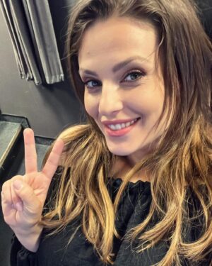 Martina Zábranská Instagram - Krásny pondelok želám, pondelky nie sú zlé ✌️🤍 a ináč! Myslia si to aj @insta.ajka a @tibor_opt , každý pondelok po 18-tej nám ich vylepšujú v ich show “Pondelky nie sú zlé” v @jasomfunradio 🎙️🤌 aj dnes 🫶