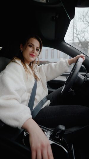 Martina Zábranská Instagram - Skoro 800 z Vás sa zapojilo do súťaže o testovačku VOLVO v @t.o.p.autobratislava a vyžrebovanú @kostkovasilvia s rodinkou som vyzdvihla a vo Volve sme strávili popoludnie. Bola to jazda! A ešte len bude! Nech je aj Váš nový rok jazda! ❤️
