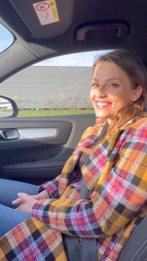 Martina Zábranská Instagram - SUTAZ UKONCENA 🙏 Dakujeme
.
.
Kto sa chce so mnou povoziť na mojom Volve po Batislave?
Hodím Ťa do @t.o.p.autobratislava a tam sa o nás už postarajú. 🚗☕️
Napíš mi nižšie, či chceš ísť so mnou sama / sám, alebo označ, koho chceš zobrať s nami a jedného z Vás vyžrebujem a povozím. 
Sledujte aj naďalej mňa a @t.o.p.autobratislava a bude toho viac …!
Teším sa už na Teba a sľubujem, že nebudem taká sekera ako na videu 😅🚘