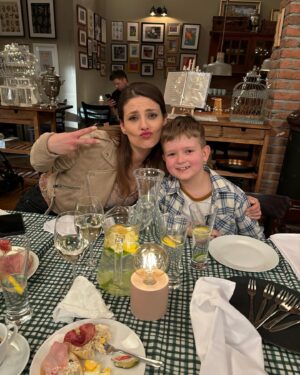 Martina Zábranská Instagram - S takýmto úsmevom sa lúčime s treťou sériou Mamy na prenájom 🥹💙 ktorú si celú môžete opäť pozrieť  na @voyo.sk 🙌 

Nezabudnite nás však naďalej sledovať na našich sociálnych sieťach. Máme pre vás pripravené prekvapenia 🤩

#mamanaprenajom #tvmarkiza #voyo