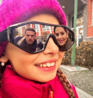Martina Zábranská Instagram - Šťastné a veselé prajú Tomanovci 😎🎄✨