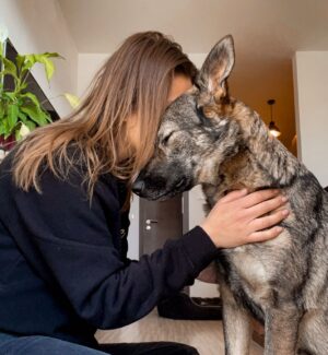 Martina Zábranská Instagram - Láska drží tento vesmír pohromade. Keď niečo robíme s láskou a radosťou, rozosievame do srdcí ostatných šťastie a ono sa nám to vracia. To platí o všetkom a o všetkých. A za lásku, ktorú v sebe máme cítim veľkú vďačnosť. Bez nej by sme nezvládli ani tie ťažké situácie. A tie nás často posunú míľovými krokmi vpred, takže ďakujem aj za ne. Problémy sa nám spočiatku často javia ako neprekonateľné, ale po čase sú pre nás najväčším darom. A ja cítim neuveriteľnú vďačnosť za môjho drahého ex partnera Peťa, za to všetko, čo sme si dali, vzájomne sa naučili a za to s akou obrovskou láskou sa stará o Syri a vďaka ktorej je Syri, aj napriek obmedzeným časovým možnostiam, stále súčasťou môjho života. 🤍 Ďakujem Ti Peťo, veľa si ma naučil a stále ma učíš.