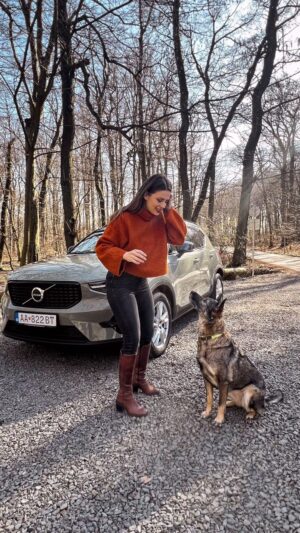 Martina Zábranská Instagram - Volvo už roky poznáme ako bezpečné a spoľahlivé auto pre celú rodinu 🚗. A keďže ja moju rodinnú bunku mám maximálne tak rozpracovanú niekde v hviezdnych plánoch, využíva ho aspoň moja psia členka rodiny🐺. Rozozná ho na ulici medzi ostými autami, čaká ho, keď čaká na mňa, teší sa, ked ho vidí, lebo vie, že ide niekam na výlet alebo dlhú prechádzku v lese. V kufri si vysedáva ako Kráľovná a sleduje všetko dianie von z okna. Keď jej je dlho, zakňučí si, tak otvorím zadné okno, nech jej prúdia nové pachy dozadu a má chvíľu, čo skúmať. 🙃
VOLVO XC40 od @t.o.p.autobratislava ✨🚗
Ideálne auto na cesty s touto rozjašenou havinkou 🐺✨