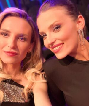 Martina Zábranská Instagram - Takto to vyzeralo, keď dve sestry obliekala @michaelaluptakovadesign na najväčšiu tanečnú show @letsdance.markiza 🩷 ďakujeme za pozvanie a Miši Tebe za krivky, you r our queen 💃🏼