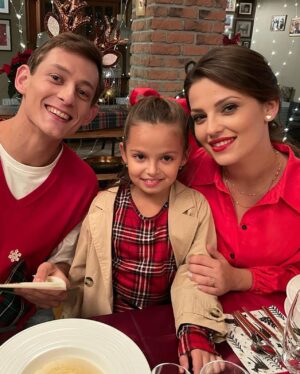 Martina Zábranská Instagram - Vianočný špeciál 🎄🎁#mamanaprenajom #serial #tvmarkizaofficial #voyo 🫶🏼