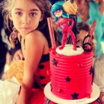 Martina Gusmán Instagram – 🐞🌈

Un arcoíris para vos princesa … 🌈
❤️🖤❤️
Ella… Mi Miraculous 
❤️🖤❤️

¡Felizzzzz cumple! 💫