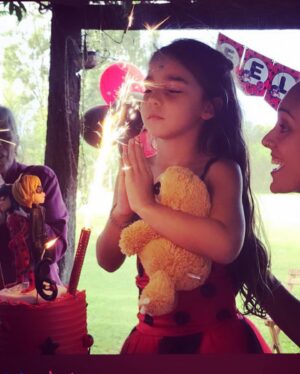 Martina Gusmán Instagram - 🐞🌈

Un arcoíris para vos princesa … 🌈
❤️🖤❤️
Ella… Mi Miraculous 
❤️🖤❤️

¡Felizzzzz cumple! 💫