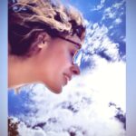 Martina Gusmán Instagram – “Las palabras nunca alcanzan cuando lo que hay que decir desborda el alma”
Esta frase de Cortázar podría resumir mi 2023. Un año intenso, profundo, vehemente, un año de mucho crecimiento, de metamorfosis, de sacudones, de cierres, de comienzos, un año que me instó a perderme, buscarme y reencontrarme con mi esencia, un año que desborda el alma y con su desborde ilumina el horizonte con un nuevo amanecer. 💫
Respira… Confía … y siempre deja que la vida te sorprenda 🤍
¡ Les deseo un 2024 con mucha luz & amor! ♥️