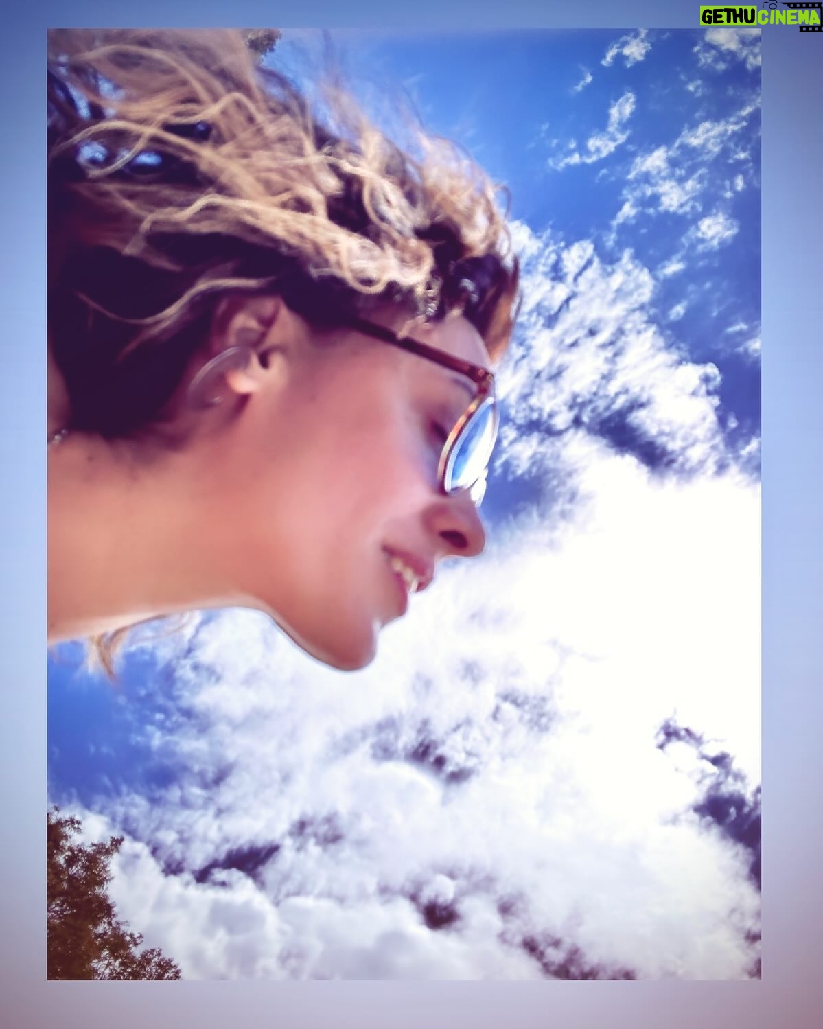 Martina Gusmán Instagram - “Las palabras nunca alcanzan cuando lo que hay que decir desborda el alma” Esta frase de Cortázar podría resumir mi 2023. Un año intenso, profundo, vehemente, un año de mucho crecimiento, de metamorfosis, de sacudones, de cierres, de comienzos, un año que me instó a perderme, buscarme y reencontrarme con mi esencia, un año que desborda el alma y con su desborde ilumina el horizonte con un nuevo amanecer. 💫 Respira… Confía … y siempre deja que la vida te sorprenda 🤍 ¡ Les deseo un 2024 con mucha luz & amor! ♥️