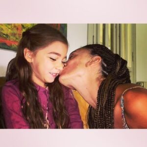 Martina Gusmán Instagram - Felizzzzz vuelta al sol a la acuarianita de mi vida! 
Admiro profundamente tu libertad.. tu alegría y tu luzzzz.
¡Te amamos tanto! 💖