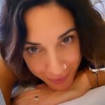 Martina Gusmán Instagram - “Sin embargo, también hay otra verdad. Además de la madre y de la personalidad poética que escribe, en algún lugar está la niña y la joven que fui antes de todo esto; está la anciana que tal vez seré. Estamos la Alegría y el juego; la furia y la pasión, el tedio. Este cuerpo que es uno y, sin embargo, tantos. Está la felicidad cuando regreso a casa después de cada viaje. Está esa delgada línea por la que sólo aveces creo andar y que llamo libertad. Y también están, en alguna parte, pidiendo aire, queriendo salir pero sin saber cómo hacerlo, todas aquellas mujeres que podría haber sido, todas las que quería ser pero que, por obra de un complejo azar, todavía no soy…” 🌈💫 #Okasan #MoriPonsowy