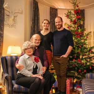 Martina Hill Instagram - 🎄HEUTE Abend 22:45 nicht verpassen🌟 Das große neue X-Mas Special der #martinahillshow in @sat.1🎅🏻 #knallerweihnachten #frohesfestelachen #weihnachtenmitdenamigas #larissatestetberufe #vorfreudeistdieschönstefreude #dankeansteamhabeuchlieb😘 #sendehinweismitweihnachtsgefühl❤️