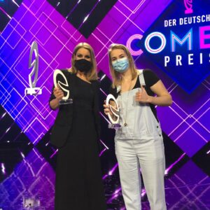 Martina Hill Instagram - DANKE AN EUCH ALLE🎉😘für‘s voten❤️ Wir freuen uns riesig! Danke auch dir @carokebelin 😍😘 und herzlichen Glückwunsch @hazelsgonnahaze ☺️
Ihr seid die Besten😘😘😘 
#martinahillshow #comedypreis