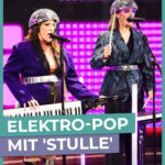 Martina Hill Instagram - Musikfans sind sich einig: „Stulle“ und ihr legendärer Hit “Dorsten-Holsterhausen” waren ein Meilenstein in der deutschen Popgeschichte. Doch kaum jemand hat in Erinnerung, dass tatsächlich die junge @carokebelin und @martinahillofficial dahintersteckten – zum Glück gibt es die #DCKS-Redaktion. Noch mehr Jugendsünden von den beiden Ulknudeln findet ihr wie immer in der @ardmediathek.