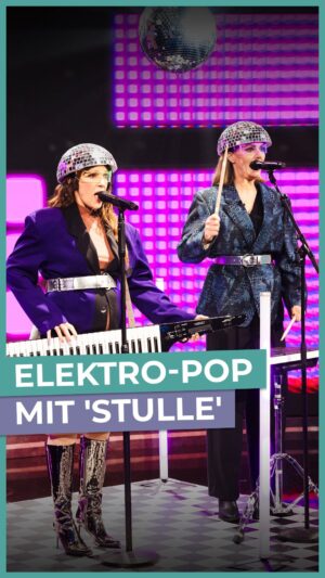 Martina Hill Instagram - Musikfans sind sich einig: „Stulle“ und ihr legendärer Hit “Dorsten-Holsterhausen” waren ein Meilenstein in der deutschen Popgeschichte. Doch kaum jemand hat in Erinnerung, dass tatsächlich die junge @carokebelin und @martinahillofficial dahintersteckten – zum Glück gibt es die #DCKS-Redaktion. Noch mehr Jugendsünden von den beiden Ulknudeln findet ihr wie immer in der @ardmediathek.