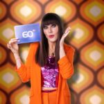 Martina Hill Instagram - Oh du meine Güte! Larissa darf heute als Fernseh-Ansagerin arbeiten🤗 Um 20:13 Uhr vor der ShowderShows📺 zum 60sten Geburtstag im ZDF! Eine große Ehre! #happybirthdayaltetantezdf🎂 #kaffeekucheneierlikörchen #werbungausliebe🧡 #keinsprilscherzichschwöre