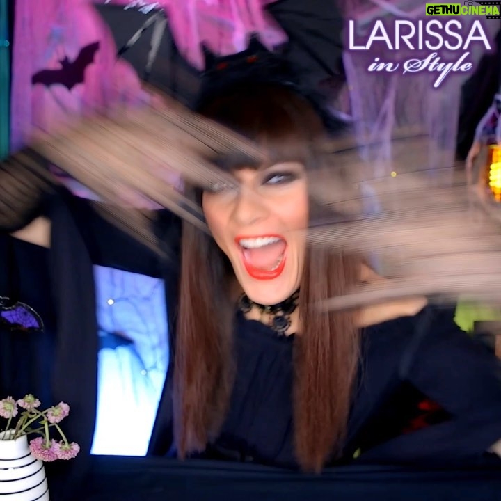 Martina Hill Instagram - 🎃Das neue Video ist online💥 Link in der Bio👆Larissa testet für euch die besten Halloween-Hacks👻 Viel Spaß😂😘 #larissainstyle #1kopfimglas #wermachtsowasbitte #halloween #🎃