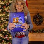 Martina Hill Instagram - (Anzeige)😊GEWINNSPIEL😊 Fehlt euch noch ein lustiges Spiel zu Weihnachten oder Silvester? Dann aufgepasst! Am 22.12. erscheint die X-Mas-Staffel der Serie „Last One Laughing“. Mit dem gleichnamigen Spiel von Ravensburger werden eure Gesichtsmuskeln aber schon vorher einem intensiven Training unterzogen. Wie in der Show von @primevideode gibt es für die Spieler ab 14 Jahren nur eine Regel: Wer nicht lacht, gewinnt! Gar nicht so einfach, wenn auf einmal jemand zum Beispiel mit der Zimmerpflanze kuschelt. Wenn euch das zu lange dauert, holt euch LOL - Das Spiel schon jetzt nachhause, denn wir verlosen 2x1 streng limitierte „LOL“-Boxen im coolen Design inkl. dem gleichnamigen Spiel, tollen Snacks sowie kleinen Lach-Gimmicks für einen unvergesslichen Spieleabend. Alles was ihr tun müsst: Kommentiert unter dem Beitrag, wen ihr gerne zum Lachen bringen wollt Das Gewinnspiel endet am 15.12.2023 um 23:59 Uhr. Die glücklichen Gewinner werden mittels Losverfahren ermittelt und im Anschluss per DM benachrichtigt. Teilnahme ab 18 Jahren. Die Teilnahmebedingungen und Datenschutz-Infos findet ihr in der Ravensburger Bio. Dieses Gewinnspiel steht in keinem Zusammenhang mit Instagram. #gewinnspiel #Ravensburger #martinahill #LastOneLaughing #RavensburgerSpiele #Partyspiel #werbungausspass