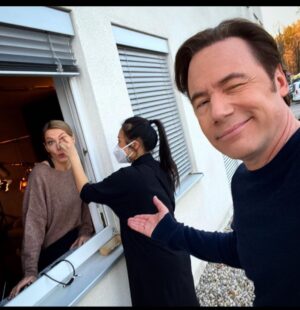 Martina Hill Instagram - wurde von @bullyherbig in flagranti beim Touch-up am Fenster erwischt 🤣