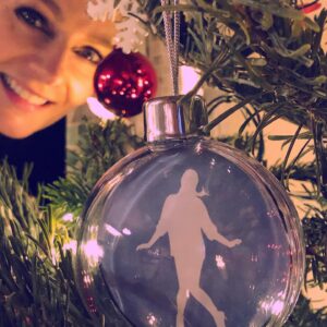 Martina Hill Instagram - 🎄Fröhliche Weihnachten ihr Lieben😗✨🌟 und Danke liebe Laura und @officialmartinahillfanclub für diese wunderschöne Christbaumkugel😘 
Ich wünsche euch und euren Lieben wunderschöne Feiertage! ⭐️