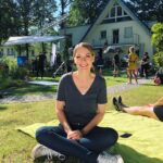 Martina Hill Instagram - ☀️Grüße aus dem Gartenset und ein schönes Wochenende wünsch‘ ich euch! Ich hoffe, ihr könnt das Wetter geniessen☀️💦☺️😘 #dasendederschnakenburgs #indeinemgarten #renatewirdstolzaufdichsein