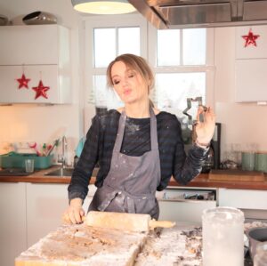 Martina Hill Instagram - Für Euch mit Liebe gebacken😘 HEUTE so 23:44 nach Luke das Beste aus der letzten Staffel #martinahillshow in @sat.1 #liebeauswerbung #larissaundrebecca #instyle #alarmfürmutti11 #firstdates #undsovielmehr #foryou❤️