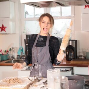 Martina Hill Instagram - Für Euch mit Liebe gebacken😘 HEUTE so 23:44 nach Luke das Beste aus der letzten Staffel #martinahillshow in @sat.1 #liebeauswerbung #larissaundrebecca #instyle #alarmfürmutti11 #firstdates #undsovielmehr #foryou❤️