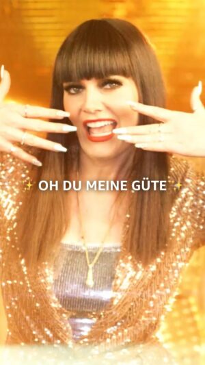 Martina Hill Instagram - OH DU MEINE GÜTE, es geht los: HILLarious seht ihr ab jetzt nur bei Prime Video! 🥳💃🏻 Die perfekte Einstimmung gibt’s drüben bei YouTube mit dem kompletten Capri Denim-Musikvideo – gönnt euch hart! 😎 

📺 #HILLarious #MartinaHill