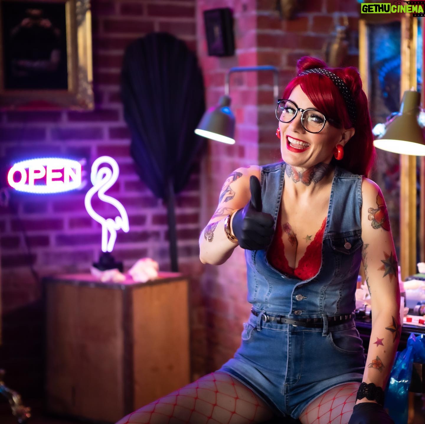 Martina Hill Instagram - 💥HEUTE ABEND NEUE FOLGE so um 22:35 in SAT1🎃 mit „Alarm für Mutti 11“, neuem von Sybille, der darken Tenöse💃🏻, Rebecca und Larissa, Jenny Silverstick und viel mehr🥳 #martinahillshow #heissklebepistole #werbungausspass #love❤️