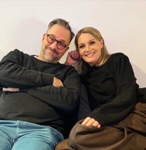 Martina Hill Instagram - 🩷Feelings🩷Ich hab‘ @kurt_kroemer_berlin überrascht und mit ihm über unsere gemeinsame Vergangenheit geplaudert. Und dabei ist auch ein lang verschollenes Geheimnis zu Tage gekommen. Welches das ist, könnt ihr in der aktuellen Folge #feelings hören. Also kuschelt euch gemütlich ein und taucht ein - in die wunderbare Welt der Gefühle☕️🫖😊💕 Ich wünsch‘ euch einen schönen Wochenstart😘 #werbungausliebe🩷 #kuschelzeit #klassenfahrt @amazonmusicde