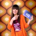 Martina Hill Instagram - Oh du meine Güte! Larissa darf heute als Fernseh-Ansagerin arbeiten🤗 Um 20:13 Uhr vor der ShowderShows📺 zum 60sten Geburtstag im ZDF! Eine große Ehre! #happybirthdayaltetantezdf🎂 #kaffeekucheneierlikörchen #werbungausliebe🧡 #keinsprilscherzichschwöre