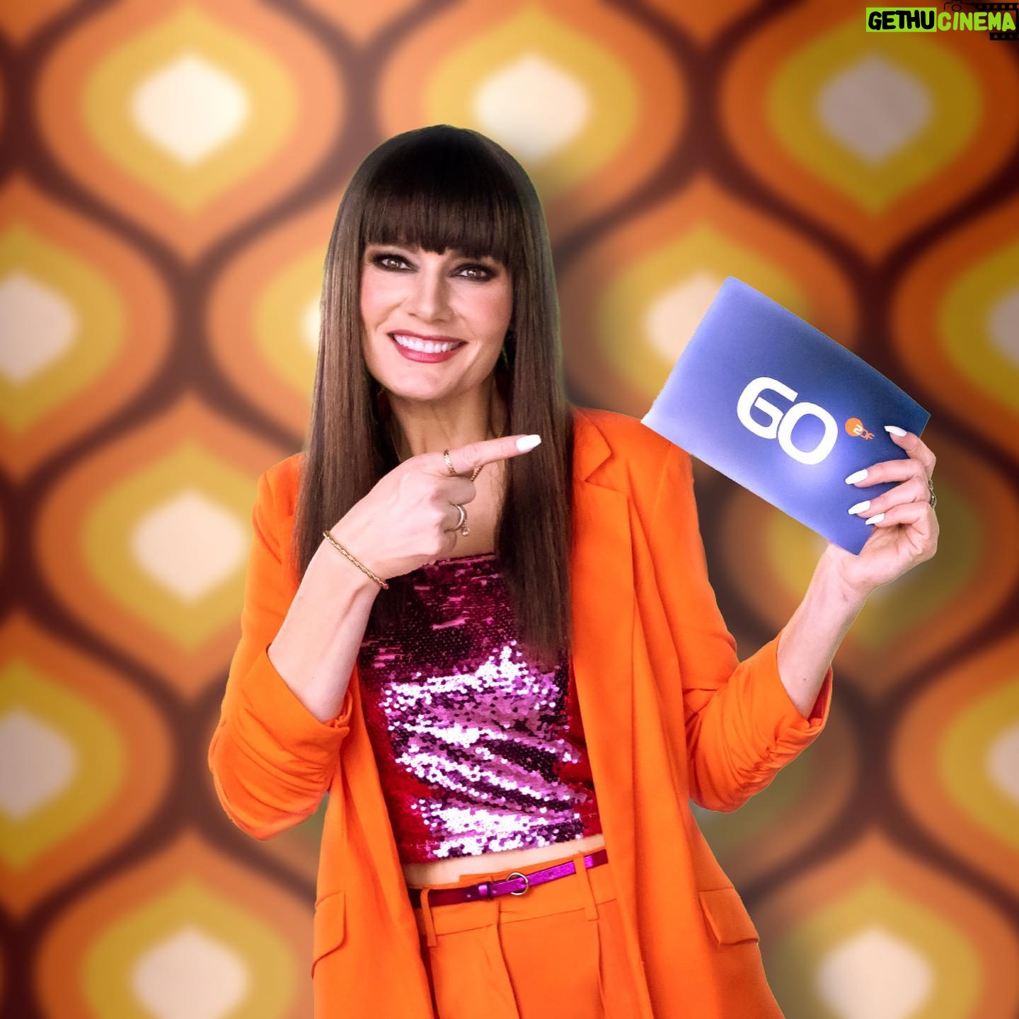 Martina Hill Instagram - Oh du meine Güte! Larissa darf heute als Fernseh-Ansagerin arbeiten🤗 Um 20:13 Uhr vor der ShowderShows📺 zum 60sten Geburtstag im ZDF! Eine große Ehre! #happybirthdayaltetantezdf🎂 #kaffeekucheneierlikörchen #werbungausliebe🧡 #keinsprilscherzichschwöre
