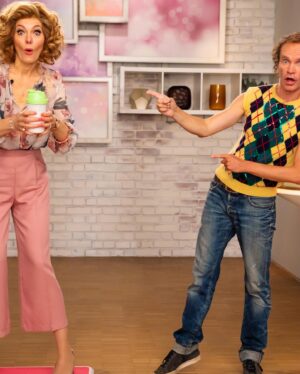 Martina Hill Instagram - 😊HEUTE so um 22:35 in @sat.1 ☄️ gibt’s die brandneue Folge #martinahillshow 🥳 Mit Larissa als Stadtführerin, @olafschubert_offiziell , Sarah wandert wieder mal aus und noch viel mehr! Ich freu‘ mich😘 #ohdumeinegüte #daswirdlustig #werbungausliebe❤️