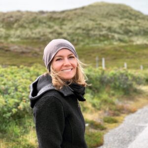 Martina Hill Instagram - Ich musste heute die Schafe reinholen 🐏 - hab‘ beim Schnick Schnack Schnuck verloren ✌️✊😉 
Passt auf euch auf, wird stürmisch 🌬 
#rollinghilli #shaundasschaf #likeapilcherfilm #🐑
