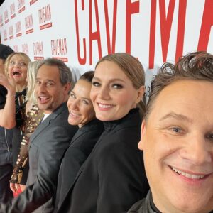 Martina Hill Instagram - ❤️Liebe Premieren-Grüße🫶  CAVEMAN ab dem 26.01. im Kino🍿 

#kinowerbung #nochjemandeis? #cavemanfilm #designerselfie